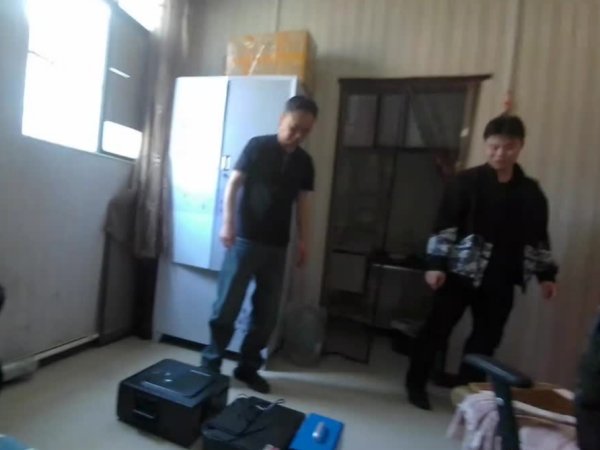 稳益配 身份证、国家机关公章都能伪造？金山警方捣毁一网络制售假证章窝点